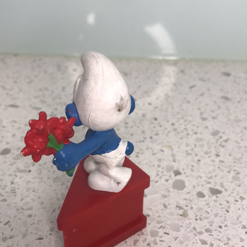 Vintage 1980s Bashful Smurf figure toy with stand - Picture 3 of 6